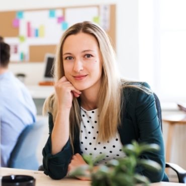 demo-attachment-90-a-portrait-of-young-businesswoman-sitting-in-a-3SY89AP